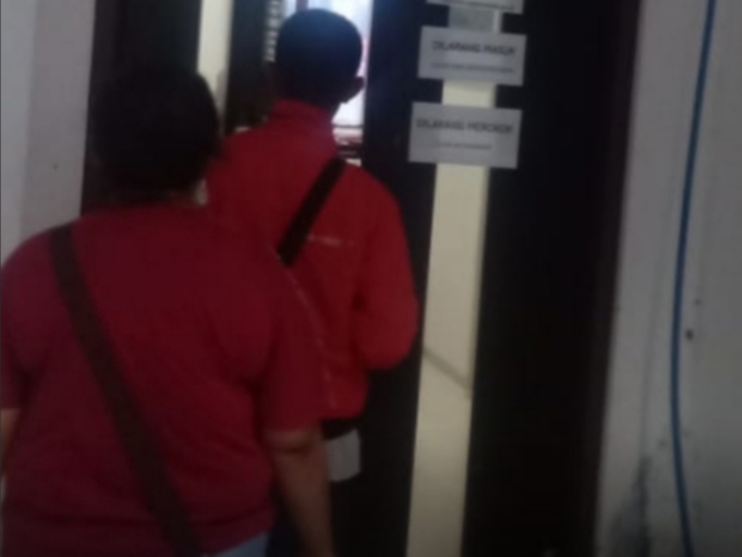 Jurnalis Nagekeo keluar saat diusir Ellya Dewi, Kepala Dinas Kesehatan Kabupaten Nagekeo. 