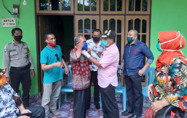 Cegah Covid-19, Wali Kota Kupang Bagi Masker untuk Warga 5 23 1140x718 1