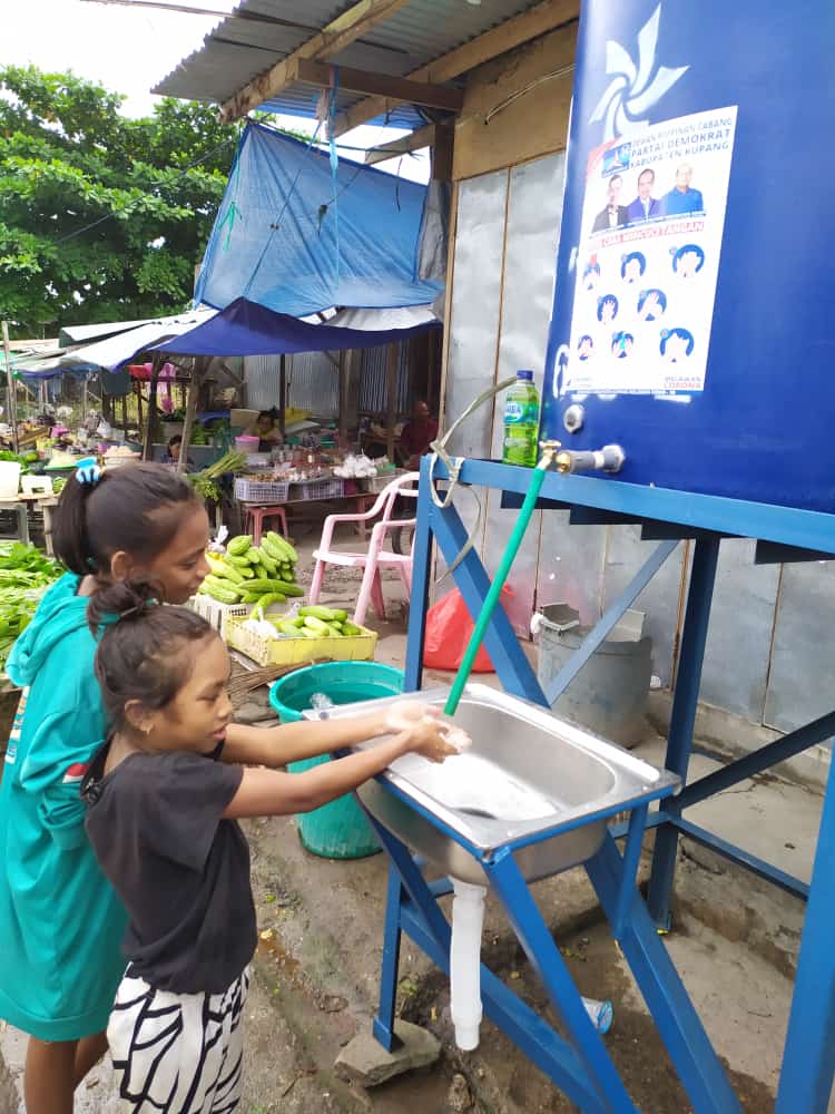 Perang Terhadap Covid-19, Partai Demokrat Kabupaten Kupang Pasang Wastafel Portable 3 IMG 20200406 WA0181