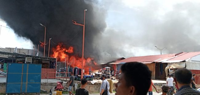 Miris..! Ditengah Pandemi Covid-19, Seorang pemilik kios histeris melihat Melihat Kiosnya Terbakar 5 IMG 20200424 WA0031