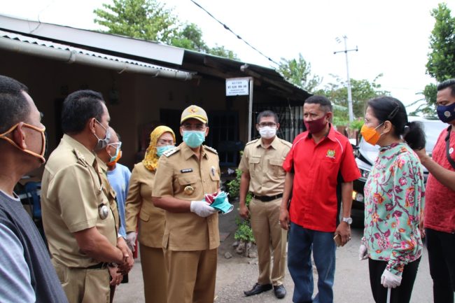 WALI KOTA KUPANG TINJAU PENYEMPROTAN DESINFEKTAN DI TDM 6 IMG 20200519 WA0028