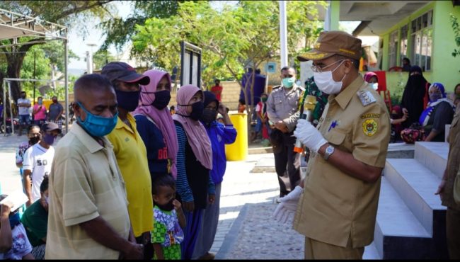 Serahkan Bantuan Sosial bagi Masyarakat, Walikota Minta Warga Terdata Segera Lapor Jika Belum Terima Bantuan 3 20200615 233528