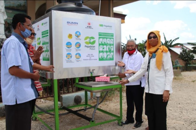 PMI Kota Kupang Serahkan Standing Wastafel Di Gereja 8 20200624 200453