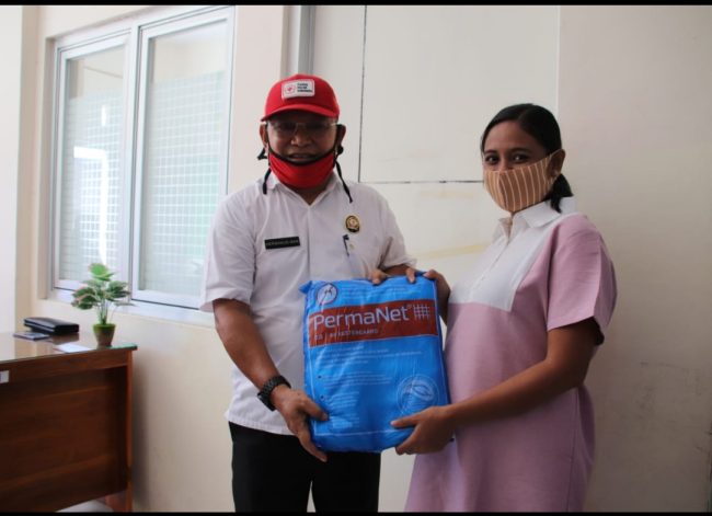Wawali Serahkan Bantuan 50 Masker & 100 Kelambu di Puskesmas Alak 7 20200627 205735