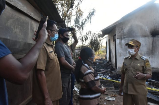 Wali Kota Kupang Serahkan Bantuan Bagi Para Korban Kebakaran Mes Guru 8 20200701 013314