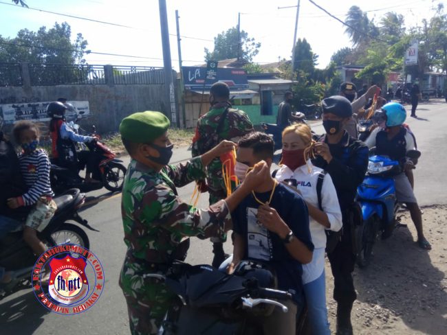Normalisasi Pasar Wairkoja-SIKKA, Sejumlah Anggota TNI Dan Polri Bagikan Masker Gratis kepada Pengguna Jalan 2 inCollage 20200711 214055385