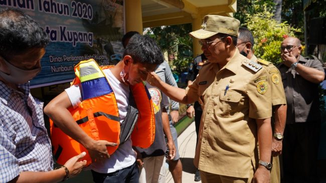 *Wali Kota Kupang Serahkan Bantuan Sarana Perikanan* 7 IMG 20200811 WA0152