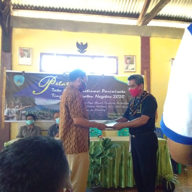 Seremoni Penutupan Pelatihan Tata Kelola Destinasi, Kades Ululoga Minta Kadispar Nagekeo Naik Level, Kadispar: Saya adalah Bupati 3 Serah terima