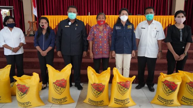 Walikota Kupang Bagikan Bansos untuk 107 Guru dan Tenaga Kependidikan Terdampak Covid-19 4 IMG 20201111 WA0249
