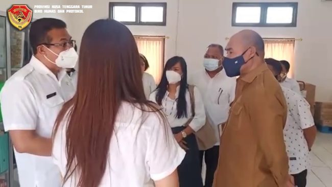 Gubernur NTT VBL meninjau lokasi tempat penyimpanan Vaksin Covid-19 digudang Farmasi Dinkes Prov NTT 5 Gubernur NTT VBL meninjau lokasi tempat penyimpanan Vaksin Covid 19 digudang Farmasi Dinkes Prov NTT
