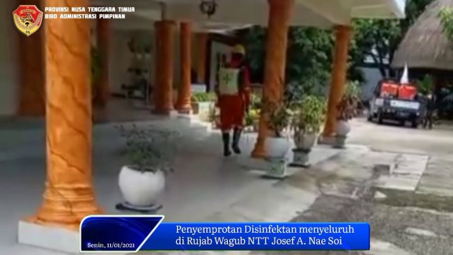 Sigap Biro UmumDinkes PMI NTT melakukan penyemprotan Disinfektan di Rujab Wakil Gubernur NTT