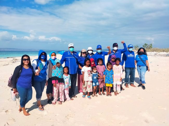 Ketua DPD Partai Demokrat NTT Bagi Bantuan dari AHY Kepada Warga Terdampak Seroja di Pulau Kera 2 IMG 20210530 WA0269