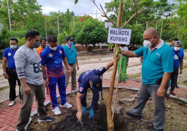 *Peringati Hari Guru, Wali Kota Kupang Tanam Pohon Bersama Para Guru se-Kota Kupang* 7 IMG 20211127 WA0079