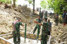 Bersinergi Atasi Kesulitan Masyarakat, Pangdam IX/Udayana Tinjau Pompa Hidram dan Food Estate di Desa Silu 8 IMG 20220208 WA0079