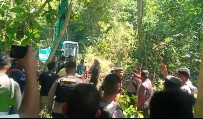 Masyarakat Racang Buka Hadang Pembukaan Jalan Menuju Hutan Bowosie 4 IMG 20220422 155142