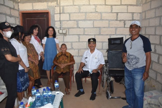 Wali Kota Kupang Serahkan Kursi Roda Untuk Lansia di Kelurahan Manulai Dua 5 WhatsApp Image 2022 08 05 at 20.59.38