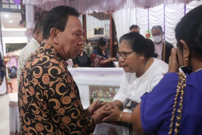 Bupati Kupang Korinus Masneno Sampaikan Turut Berduka Cita Atas Meninggalnya Sekda Provinsi NTT 3 IMG 20221002 WA0326