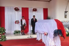 Gubernur NTT Pimpin Upacara Pelepasan dan Antar Langsung Jenazah Sekda NTT ke Waingapu 1 IMG 20221005 WA0084