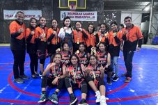 Bunda Julie Bantu Tiket Pesawat Tim Renang Ende, Tim Basket Ende dan Ngada Dapat Bonus Uang Tunai 1 IMG 20221117 WA0465