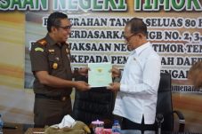 Penyerahan SHGB Oleh Kajari TTU Roberth Jimi Lambila Kepada Bupati Timor Tengah Utara 4 IMG 20221214 WA0092