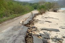 Kondisi Jalan Pesisir Pantai Wisata Enabara, Desa Aewora Kabupaten Ende Rusak Parah 7 Jlalan Rusak