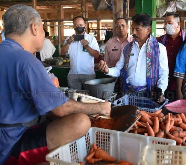 Jelang Natal Penjabat Wali Kota Kupang Bersama TPID Rutin Sidak Pasar 5 WhatsApp Image 2022 12 07 at 14.24.17