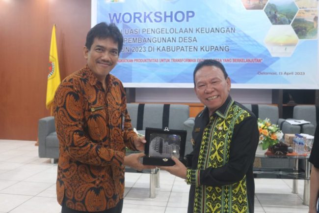 Buka Secara RESMI Workshop yang Digelar BPKP NTT, Simak Pesan Bupati Kupang 2 Bupati Kupang Korinus Masneno dan Kepala BPKP NTT