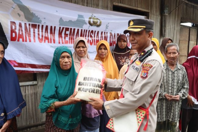 Masyarakat Kabupaten Ende Terima Bantuan Kemanusiaan dari Kapolri 10 IMG 20230402 WA0278