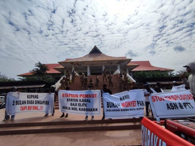 Forum Masyarakat Kota Kupang Gelar Demo: Ini 15 Poin Kegagalan George Hadjoh Selama Jadi Penjabat Walikota 2 IMG 20230718 WA0112 e1689648624296