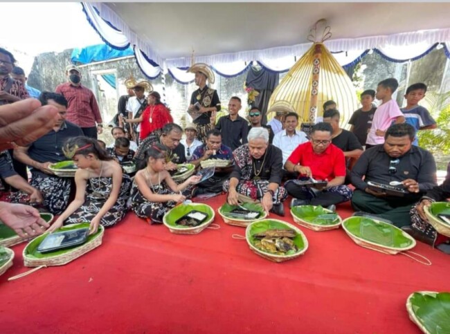 Safari Budaya Adat Rote Ndao, Ganjar Pranowo Nikmati Minuman Nira Tradisional hingga Makan Bersama Masyarakat 7 IMG 20231202 WA0069 1