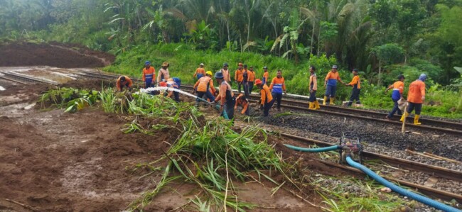 Berita Terbaru: Pembersihan Material Longsor di Rel Kereta Api Stasiun Karanggandul – Karangsari KM 340 + 100 2 IMG 20231205 WA0046