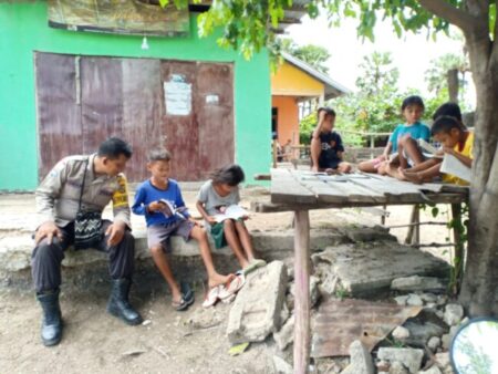 Bripka Sumantri Menggelar Kegiatan Patroli Paradikma dan Lapak Perpustakaan Keliling di Desa Helebeik 2 IMG 20231210 WA0004 e1702211453903