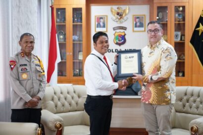 Sukses Tangani People Smuggling: Mantan Pimpinan Polres Rote Ndao dan Anggota Dianugerahi Penghargaan dari AFP 2 IMG 20231213 WA0000 e1702530759165