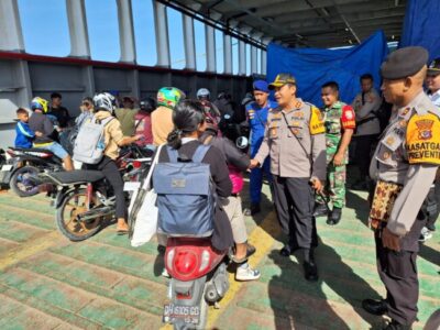 Kapolres Rote Ndao Awasi Pemudik dan Amankan Barang Bawaan Saat Operasi Lilin Turangga 2023 6 IMG 20231226 WA0005 e1703636005187