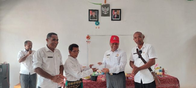 Berikan Bantuan, Bupati Simon Nahak Dorong Pendidikan Berkualitas di SMP Kristen Hoineno 3 IMG 20240207 WA0048