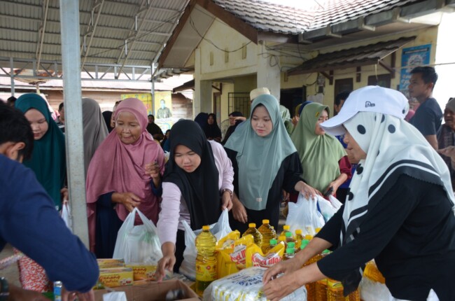 Warga Serbu Pasar Murah Di Desa Hamarung Kalimantan Selatan 4 pasar murah
