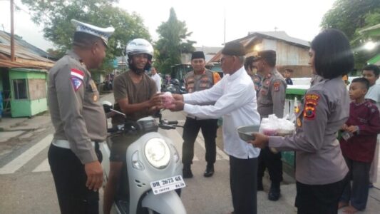 SATLANTAS Polres Rote Ndao Berbagi Takjil Gratis untuk Pengendara Berbuka Puasa 5 IMG 20240318 WA0014 e1710766601269