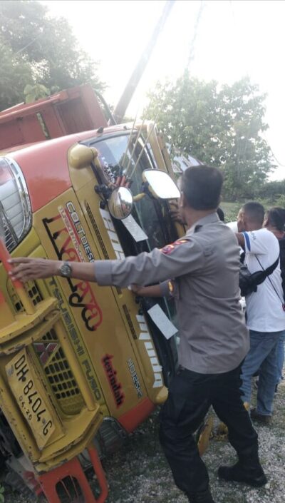 Truk Pembawa Pupuk Urea Alami Kecelakaan Mengerikan di Hoiledo Rote Tengah, Beruntung Tanpa Korban Jiwa 3 IMG 20240321 091803 e1710984025166