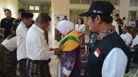 Keberangkatan Ibu Halimah: Simbol Dedikasi Pemerintah Rote Ndao pada Ibadah Haji 6 IMG 20240521 WA0014 e1716512577345