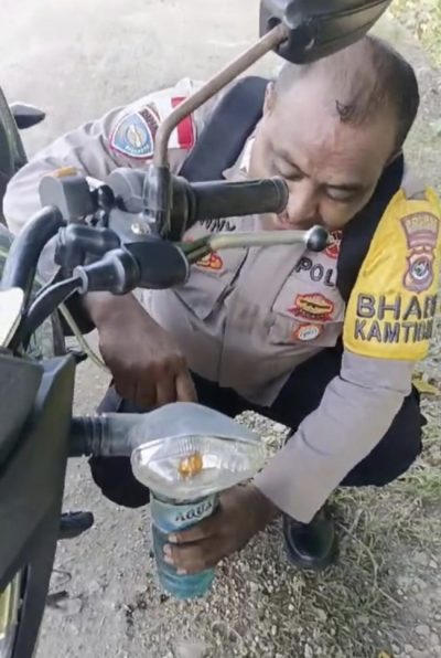 Polisi Rote Ndao Sumbangkan BBM dari Motor Dinas untuk Pengendara yang Kehabisan Bensin 5 IMG 20240509 204254 e1715258652464