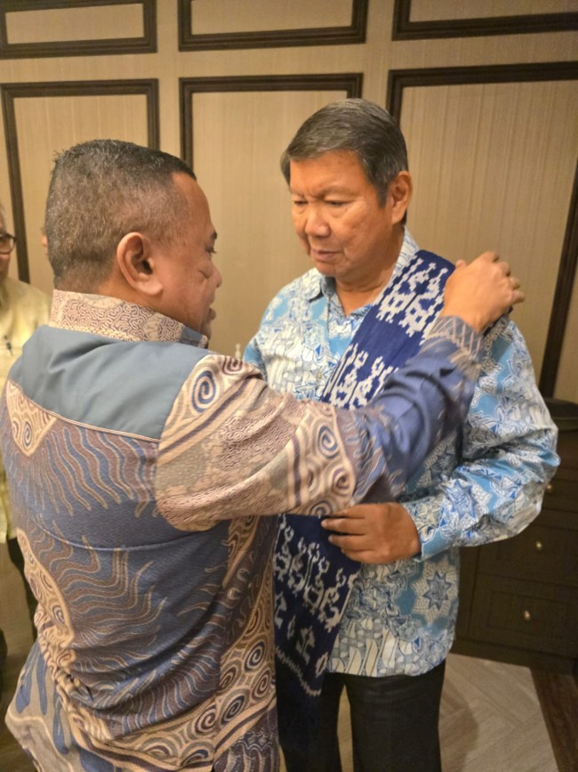 Ketua Umum PATRIA Menyampirkan Kain Khas Sumba Di Bahu Hashim Djojohadikusumo 1 IMG 20240802 WA0044