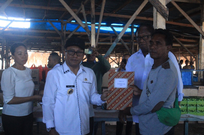 Tingkatkan Ekonomi Nelayan, PJ Bupati Kupang Beri Bantuan Kapal dan Perahu Senilai Rp 4,6 Miliar 4 IMG 20240911 WA0023