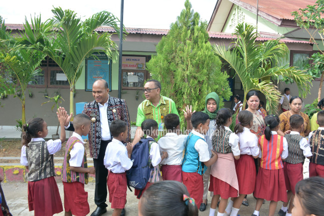 Pj. Wali Kota Kupang Minta Siswa SD Oesapa Kecil Tingkatkan Kemampuan Calistung untuk Masa Depan Cerah 6 IMG 20240921 WA0086