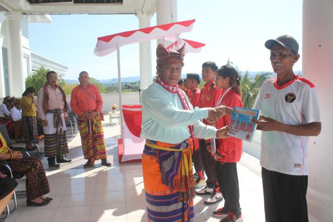 Kesaktian Pancasila dan Prestasi Anak Bangsa: Mesak Elfeto Apresiasi Atlet PON dan Siswa Berprestasi Kabupaten Kupang 7 IMG 20241001 WA0012