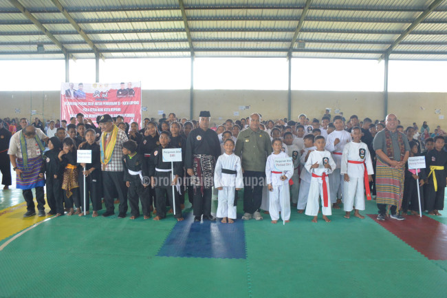 Semangat Sumpah Pemuda: Pj. Wali Kota Kupang Buka Kejuaraan Pencak Silat untuk Ciptakan Juara! 1 Linus Lusi bersama Peserta Pencak SIlat