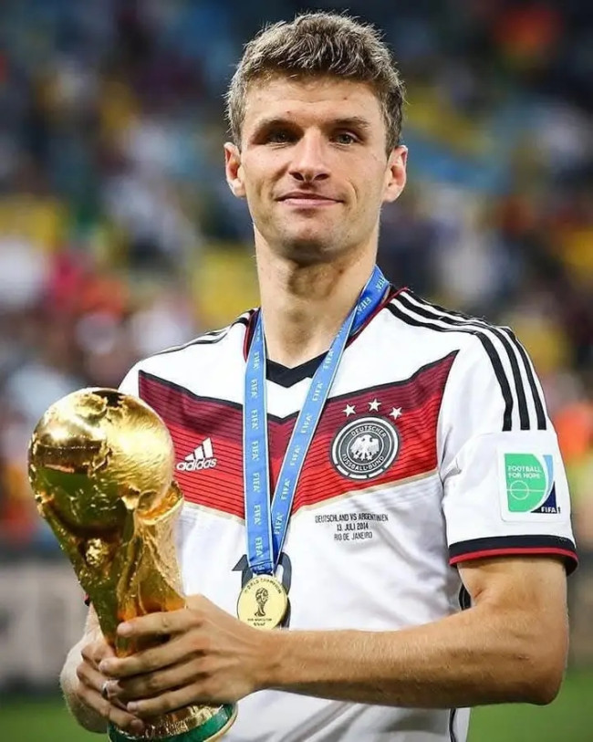 Thomas Müller: Pemain Sepak Bola Paling Aneh yang Pernah Ada – Kehebatan Tak Terduga! 6 FB IMG 17369947214623048