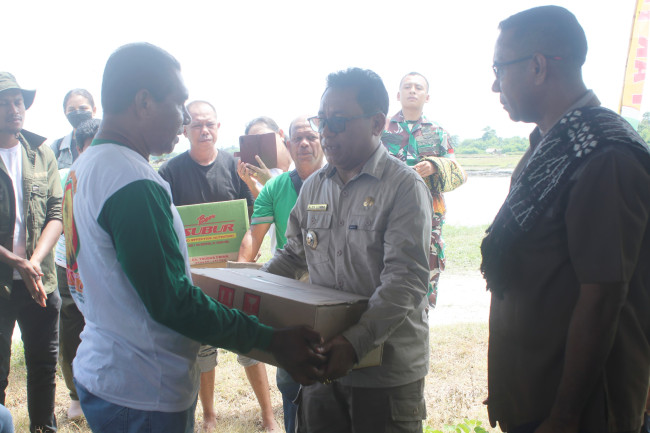 Penjabat Bupati Kupang Serahkan Bantuan dan Operasikan Traktor di Tengah Sawah, Dorong Swasembada Pangan 8 IMG 20250108 WA0018
