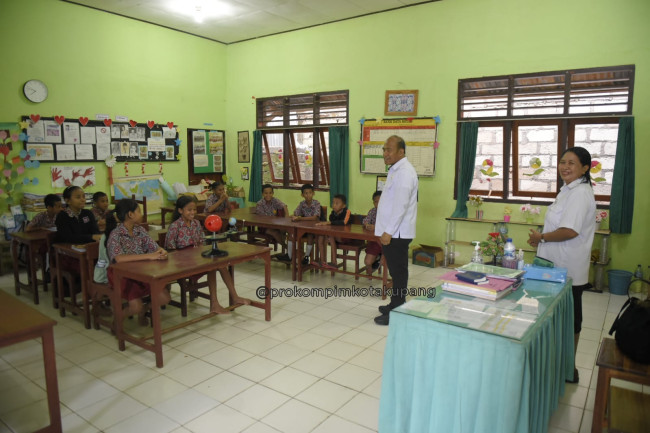 Program Gizi Rp 71 Triliun: Pj. Wali Kota Kupang Pastikan Anak-Anak Sehat dan Cerdas 5 IMG 20250115 WA0033
