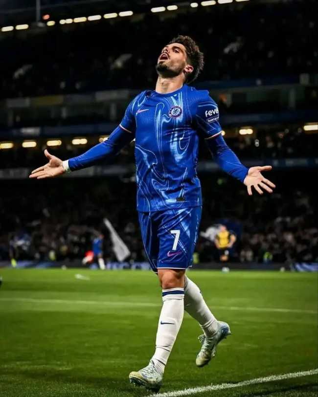 Pedro Neto dan Sebuah Transformasi: Striker Pendek yang Siap Mengubah Permainan? 8 1740544564393