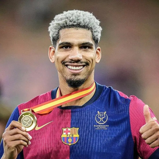 Barcelona Bentengi Araújo! Klausul Rahasia Ini Bikin Klub Raksasa Gigit Jari 2 FB IMG 17384729717829953